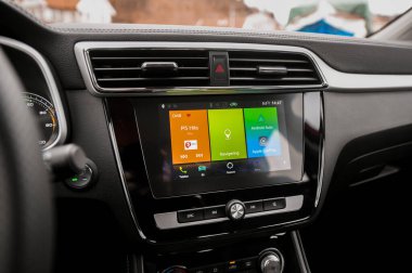 Nttery, Norveç - 27 Şubat 2021: Şeker kırmızısı elektrikli araba MG ZS EV bir arazi aracı.