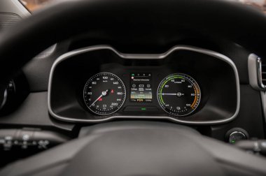 Nttery, Norveç - 27 Şubat 2021: Şeker kırmızısı elektrikli araba MG ZS EV bir arazi aracı.