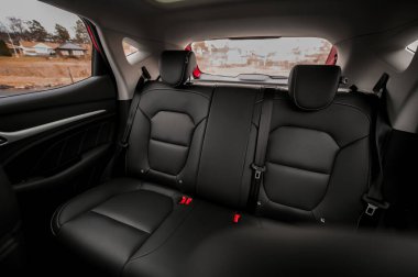 Nttery, Norveç - 27 Şubat 2021: Şeker kırmızısı elektrikli araba MG ZS EV bir arazi aracı.