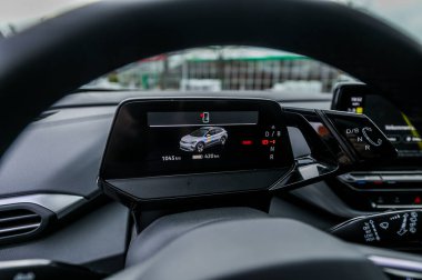 Horten, Norveç - 27 Şubat 2021: blue VOLKSWAGEN ID.4, MEB platformu tabanlı bir SUV elektrikli otomobildir. Galeride yeni bir araba.. 