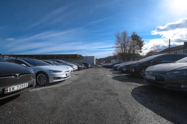 Drammen, Norveç - 24 Mart 2021: Hizmet Merkezi Tesla 