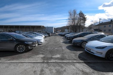 Drammen, Norveç - 24 Mart 2021: Hizmet Merkezi Tesla 