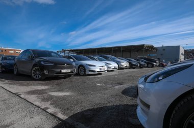 Drammen, Norveç - 24 Mart 2021: Hizmet Merkezi Tesla 