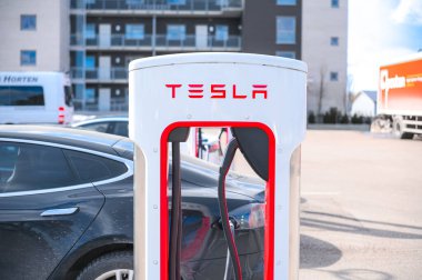 Holmestrand, Norveç - 24 Mart 2021: Black Color Tesla Model S Car ked at Charging Station. Tesla Model S tam boyutlu elektrikli beş kapılı.