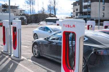 Holmestrand, Norveç - 24 Mart 2021: Black Color Tesla Model S Car ked at Charging Station. Tesla Model S tam boyutlu elektrikli beş kapılı.