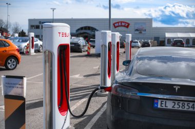 Holmestrand, Norveç - 24 Mart 2021: Black Color Tesla Model S Car ked at Charging Station. Tesla Model S tam boyutlu elektrikli beş kapılı.