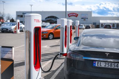 Holmestrand, Norveç - 24 Mart 2021: Black Color Tesla Model S Car ked at Charging Station. Tesla Model S tam boyutlu elektrikli beş kapılı.