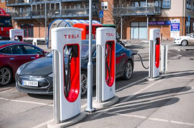 Holmestrand, Norveç - 24 Mart 2021: Black Color Tesla Model S Car ked at Charging Station. Tesla Model S tam boyutlu elektrikli beş kapılı.