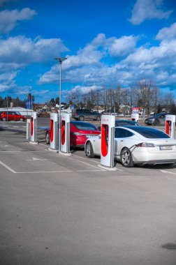 Holmestrand, Norveç - 24 Mart 2021: Black Color Tesla Model S Car ked at Charging Station. Tesla Model S tam boyutlu elektrikli beş kapılı.