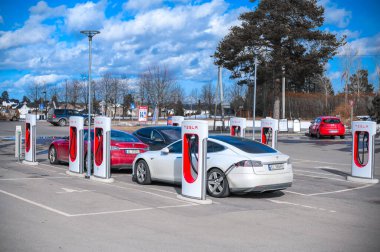 Holmestrand, Norveç - 24 Mart 2021: Black Color Tesla Model S Car ked at Charging Station. Tesla Model S tam boyutlu elektrikli beş kapılı.
