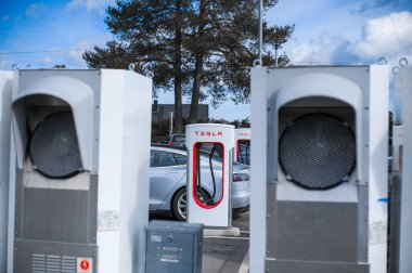 Holmestrand, Norveç - 24 Mart 2021: Black Color Tesla Model S Car ked at Charging Station. Tesla Model S tam boyutlu elektrikli beş kapılı.