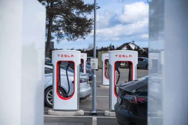 Holmestrand, Norveç - 24 Mart 2021: Black Color Tesla Model S Car ked at Charging Station. Tesla Model S tam boyutlu elektrikli beş kapılı.