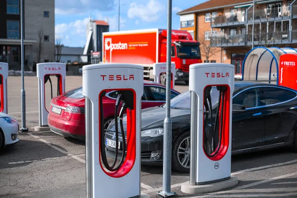 Holmestrand, Norveç - 24 Mart 2021: Black Color Tesla Model S Car ked at Charging Station. Tesla Model S tam boyutlu elektrikli beş kapılı.