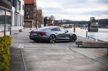 Skien, Norveç - 9 Nisan 2021: Gri Audi e-Tron GT yeni bir elektrikli spor otomobil.