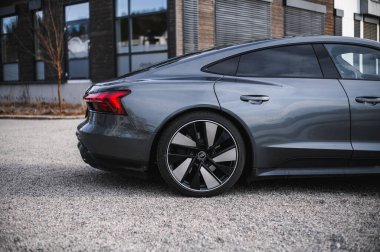Skien, Norveç - 9 Nisan 2021: Gri Audi e-Tron GT yeni bir elektrikli spor otomobil.