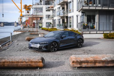 Skien, Norveç - 9 Nisan 2021: Gri Audi e-Tron GT yeni bir elektrikli spor otomobil.
