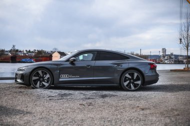 Skien, Norveç - 9 Nisan 2021: Gri Audi e-Tron GT yeni bir elektrikli spor otomobil.