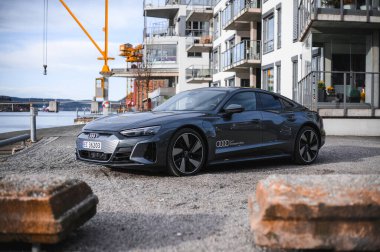 Skien, Norveç - 9 Nisan 2021: Gri Audi e-Tron GT yeni bir elektrikli spor otomobil.