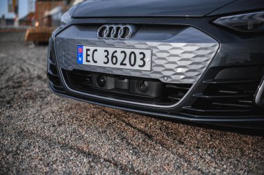 Skien, Norveç - 9 Nisan 2021: Gri Audi e-Tron GT yeni bir elektrikli spor otomobil.