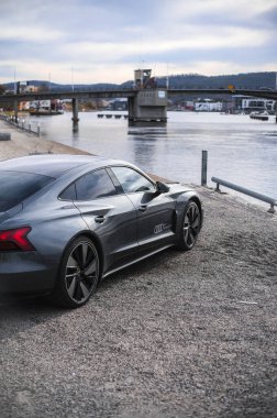 Skien, Norveç - 9 Nisan 2021: Gri Audi e-Tron GT yeni bir elektrikli spor otomobil.
