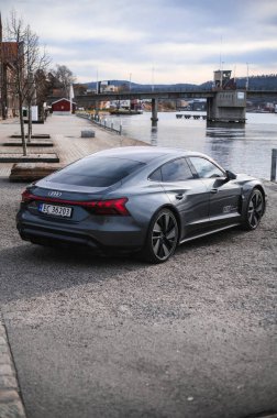 Skien, Norveç - 9 Nisan 2021: Gri Audi e-Tron GT yeni bir elektrikli spor otomobil.