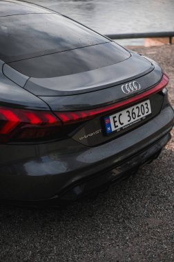 Skien, Norveç - 9 Nisan 2021: Gri Audi e-Tron GT yeni bir elektrikli spor otomobil.
