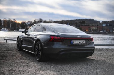 Skien, Norveç - 9 Nisan 2021: Gri Audi e-Tron GT yeni bir elektrikli spor otomobil.