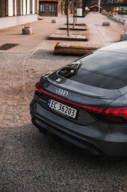 Skien, Norveç - 9 Nisan 2021: Gri Audi e-Tron GT yeni bir elektrikli spor otomobil.