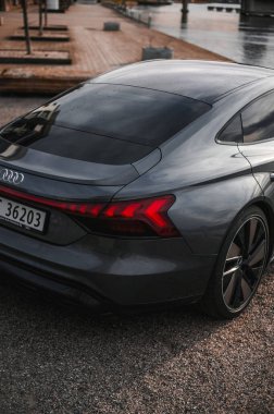 Skien, Norveç - 9 Nisan 2021: Gri Audi e-Tron GT yeni bir elektrikli spor otomobil.