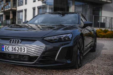 Skien, Norveç - 9 Nisan 2021: Gri Audi e-Tron GT yeni bir elektrikli spor otomobil.