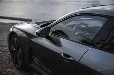 Skien, Norveç - 9 Nisan 2021: Gri Audi e-Tron GT yeni bir elektrikli spor otomobil.