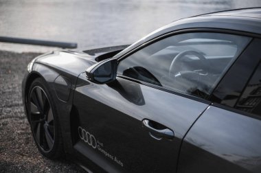 Skien, Norveç - 9 Nisan 2021: Gri Audi e-Tron GT yeni bir elektrikli spor otomobil.