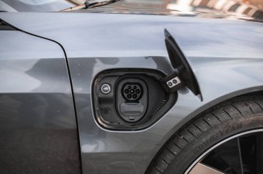 Skien, Norveç - 9 Nisan 2021: Gri Audi e-Tron GT yeni bir elektrikli spor otomobil.