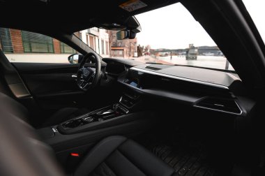 Skien, Norveç - 9 Nisan 2021: Gri Audi e-Tron GT yeni bir elektrikli spor otomobil.