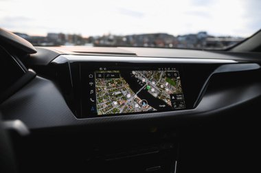 Skien, Norveç - 9 Nisan 2021: Gri Audi e-Tron GT yeni bir elektrikli spor otomobil.