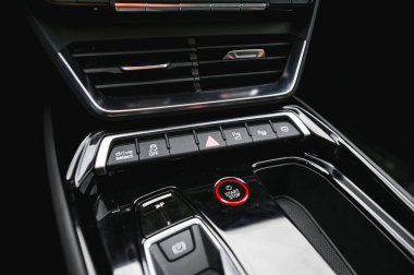 Skien, Norveç - 9 Nisan 2021: Gri Audi e-Tron GT yeni bir elektrikli spor otomobil.