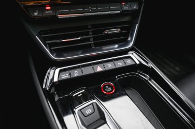 Skien, Norveç - 9 Nisan 2021: Gri Audi e-Tron GT yeni bir elektrikli spor otomobil.
