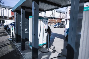 Skien, Norveç - 9 Nisan 2021: ABB 'den Skien Norveç' e hızlı şarj istasyonu