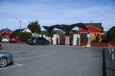 Skien, Norveç - 9 Nisan 2021: 150 KW Norveç 'te Mer tarafından elektrikli araba için hızlı şarj