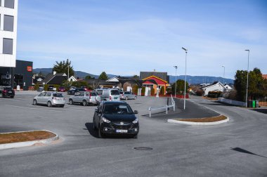 Skien, Norveç - 9 Nisan 2021: 150 KW Norveç 'te Mer tarafından elektrikli araba için hızlı şarj