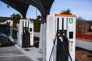Skien, Norveç - 9 Nisan 2021: 150 KW Norveç 'te Mer tarafından elektrikli araba için hızlı şarj