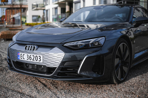 Скиен, Норвегия - 9 апреля 2021 года: серый Audi e-Tron GT - новый гранд-электрический спорткар