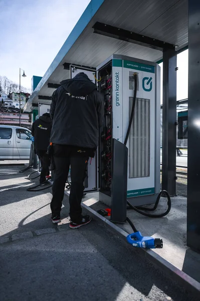ノルウェーのスカイエン 2021年4月9日 ノルウェーのAbbからの高速充電ステーションが電気自動車のメンテナンスを取得 — ストック写真