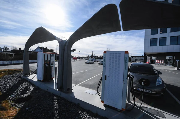 Skien, Norveç - 9 Nisan 2021: 150 KW Norveç 'te Mer tarafından elektrikli araba için hızlı şarj