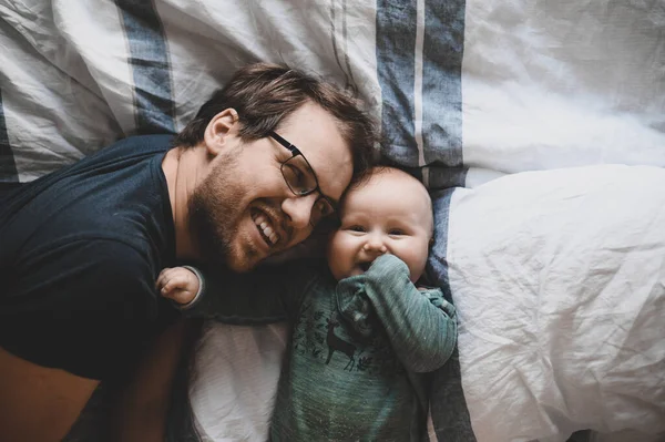 Porträtt Attraktiv Nörd Med Glasögon Hemma Som Leker Och Kysser — Stockfoto