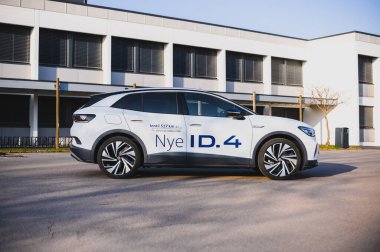 Notteroy, Norveç - 27 Şubat 2021: beyaz VOLKSWAGEN VW ID.4, MEB platformu tabanlı bir SUV elektrikli otomobildir. Galeride yeni bir araba.. 