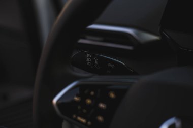 Notteroy, Norveç - 27 Şubat 2021: beyaz VOLKSWAGEN VW ID.4, MEB platformu tabanlı bir SUV elektrikli otomobildir. Galeride yeni bir araba.. 
