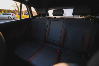 Notteroy, Norveç - 27 Şubat 2021: beyaz VOLKSWAGEN VW ID.4, MEB platformu tabanlı bir SUV elektrikli otomobildir. Galeride yeni bir araba.. 