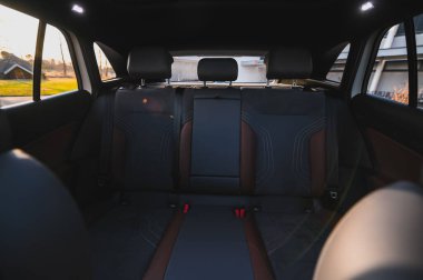 Notteroy, Norveç - 27 Şubat 2021: beyaz VOLKSWAGEN VW ID.4, MEB platformu tabanlı bir SUV elektrikli otomobildir. Galeride yeni bir araba.. 