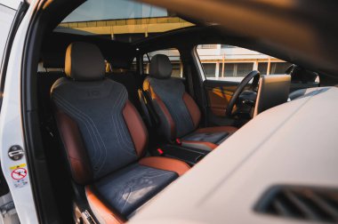 Notteroy, Norveç - 27 Şubat 2021: beyaz VOLKSWAGEN VW ID.4, MEB platformu tabanlı bir SUV elektrikli otomobildir. Galeride yeni bir araba.. 